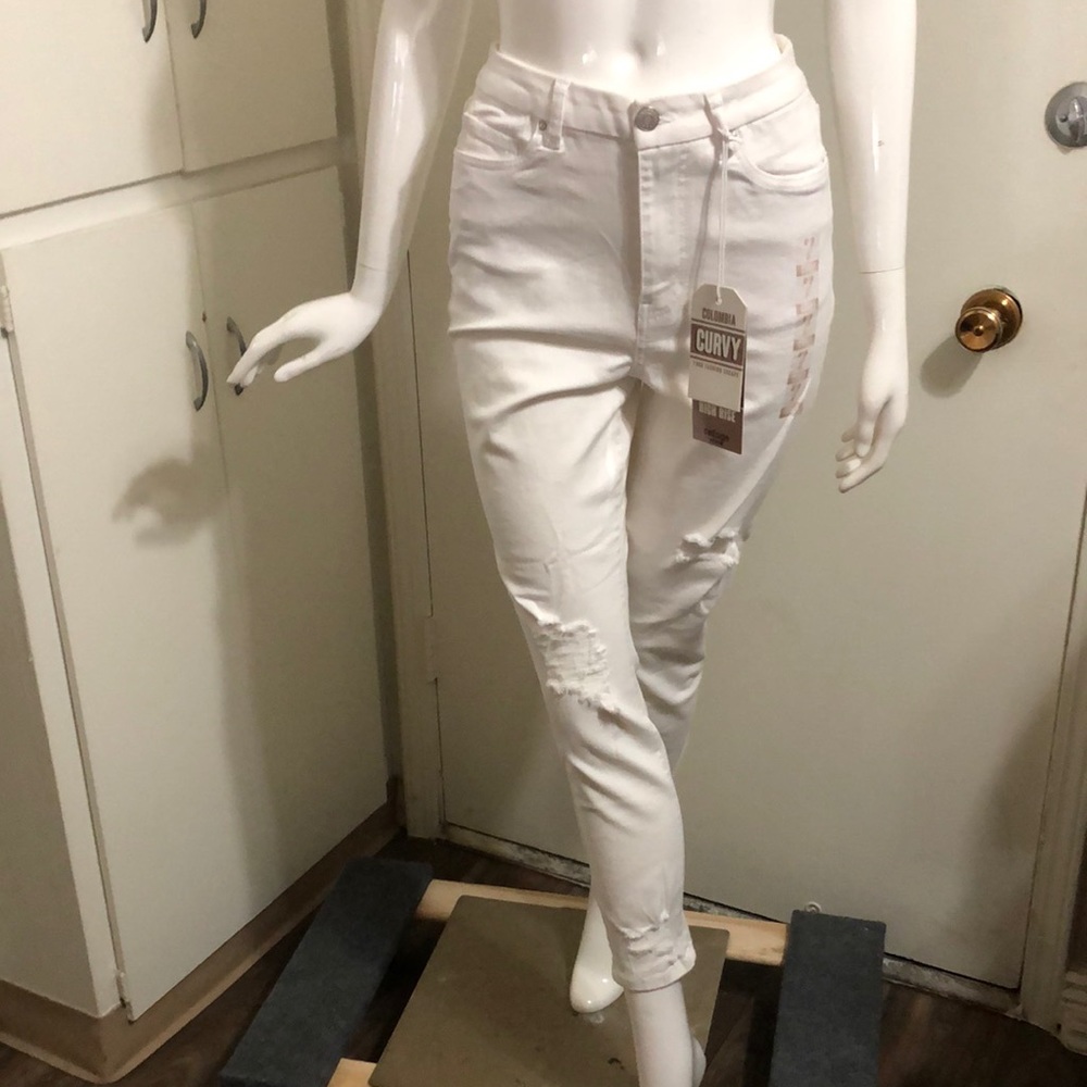 Refuge Curvy Straight Leg White Jeans size 7